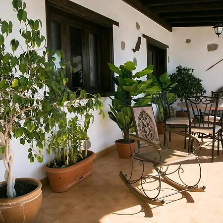With 4 Bedrooms In Las Palmas With Wonderful Mountain View Private Pool Enclosed Garden 20 Km From The Beach *