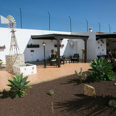 With 4 Bedrooms In Las Palmas With Wonderful Mountain View Private Pool Enclosed Garden 20 Km From The Beach Agua de Bueyes