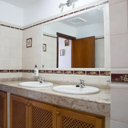 With 4 Bedrooms In Las Palmas With Wonderful Mountain View Private Pool Enclosed Garden 20 Km From The Beach Villa Agua de Bueyes