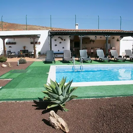 With 4 Bedrooms In Las Palmas With Wonderful Mountain View Private Pool Enclosed Garden 20 Km From The Beach Villa *