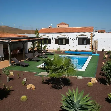 With 4 Bedrooms In Las Palmas With Wonderful Mountain View Private Pool Enclosed Garden 20 Km From The Beach Villa Agua de Bueyes