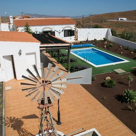 With 4 Bedrooms In Las Palmas With Wonderful Mountain View Private Pool Enclosed Garden 20 Km From The Beach Agua de Bueyes